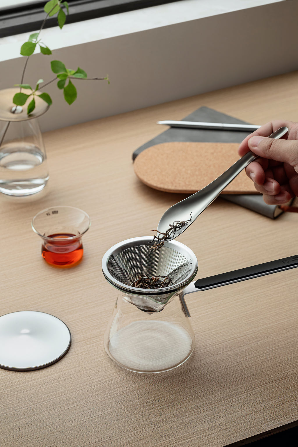 CHIVALROUS MAGNETIC SUCTION TEAPOT