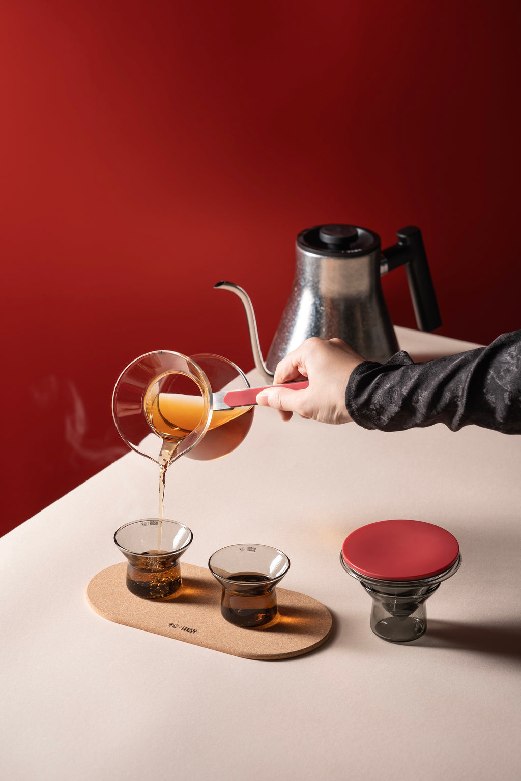 CHIVALROUS MAGNETIC SUCTION TEAPOT